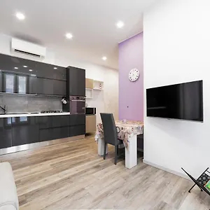 Guesthost - Lovely Near Piazza Firenze! Apartamento